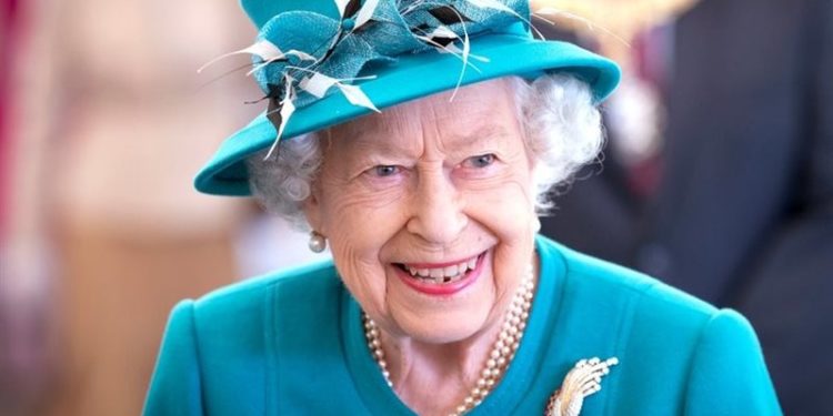 الملكة إليزابيث تكشف محتويات حقيبتـــها لأول مرة
