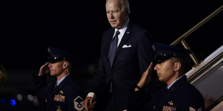 نقل بايدن إلى مكان آمن بعد دخول طائرة مجالا محظورا