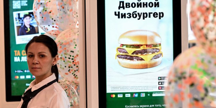 ماكـــدونالدز في روسيا اصبح اسمها “فكوسنا إي توتشكا”