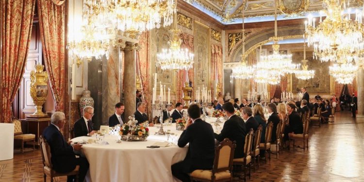 طبق روســـــي يتسلل إلى قائمة طعام قمة “الناتو”