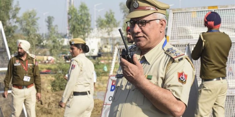 بعد واقعة الإساءة للنبي .. الشرطة الهندية تعذب شابا مسلما بطريقة وحشية + فيديو