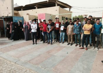  خريجون يغلقون أبواب إحدى دوائر واسط