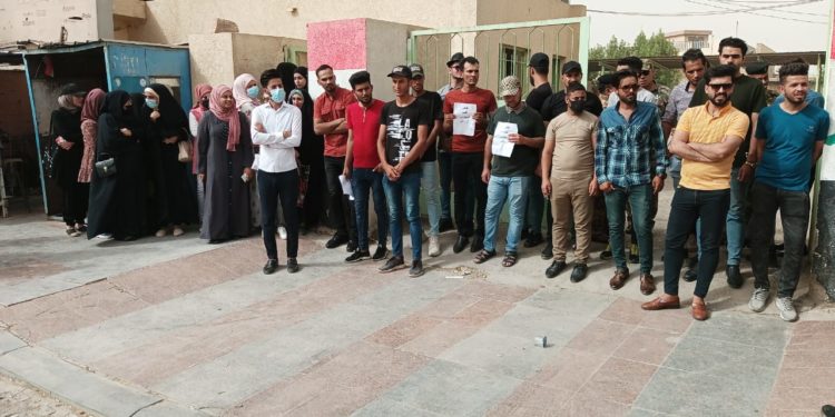  خريجون يغلقون أبواب إحدى دوائر واسط
