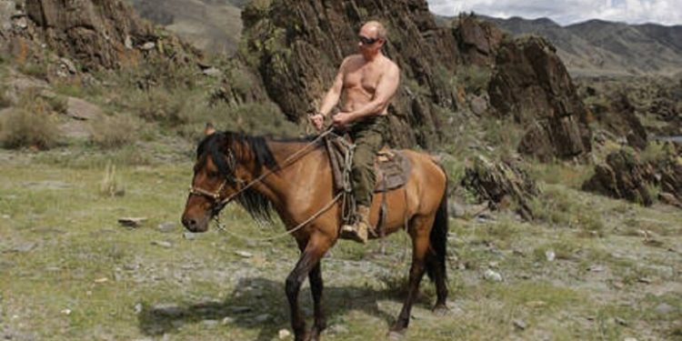 تصريح جونسون “لو كان بوتين امرأة لما فعلها” تثير ضجة واسعة ,, رد عليه الشارعان العربي والغربي