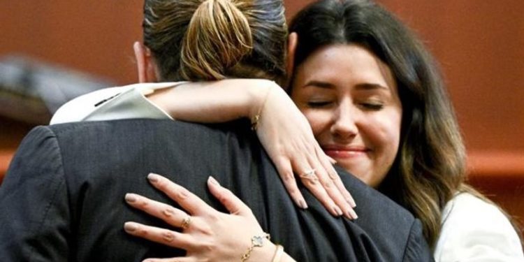 بعد شائعة ارتباطهما … محامية جوني ديب ترد