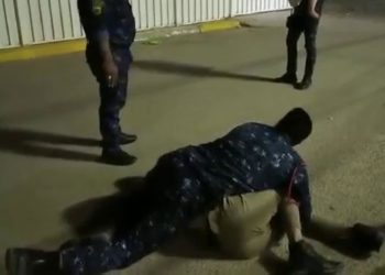 شرطي يمنع شخصاً يحمل قنبلة حاول الانتحار وقتل أطفاله ببغداد