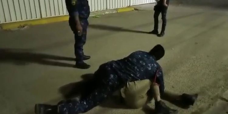 شرطي يمنع شخصاً يحمل قنبلة حاول الانتحار وقتل أطفاله ببغداد