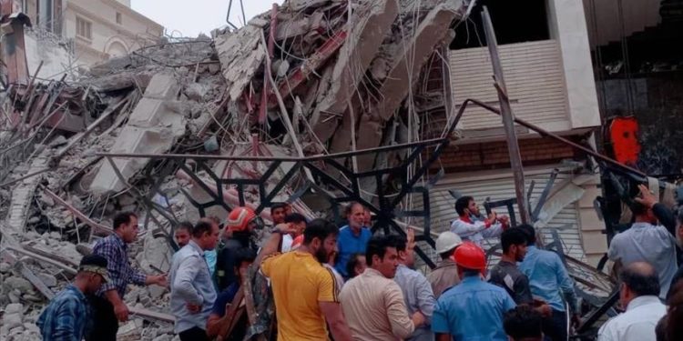 قتلى وجرحى إثر انهيار مبنى في إيران
