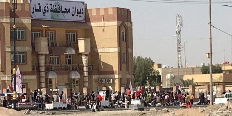 متظاهرون يغلقون عدداً من الدوائر في ذي قار