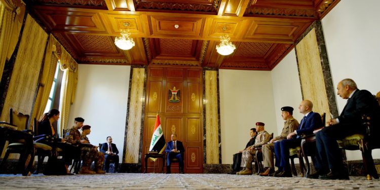 الكاظمي يستقبل القائد الجديد لبعثة حلف الناتو في العراق
