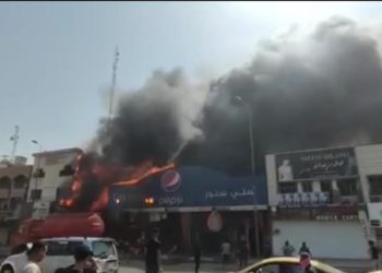 بالفيديو اندلاع حريق داخل محلات في شارع ١٤ رمضان بمنطقة المنصور
