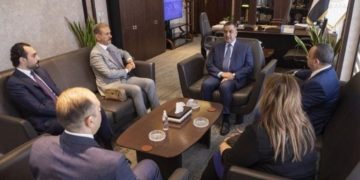 البنك المركزي واتحاد المصارف العربية يناقشان أهمية التعاون بـــ(مجال الخدمات المصرفية)