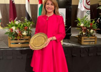 منظمة المرأة العربية تكرم آلاء طالباني بدرع التميز الذهبي