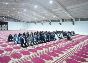 الصدر يقيم صلاة جماعة لنواب الكتلة الصدرية في الحنانة (صورة)