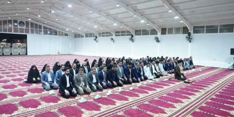 الصدر يقيم صلاة جماعة لنواب الكتلة الصدرية في الحنانة (صورة)