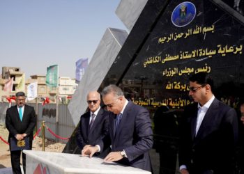 الكاظمي يضع حجر الأساس للمرحلة الأولى من مشروع المباني المدرسية