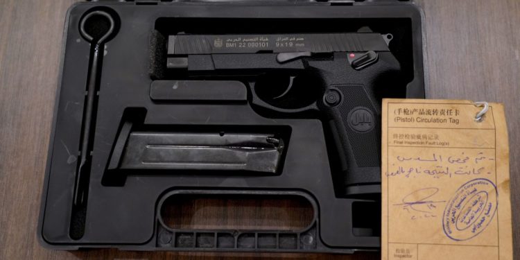 الكاظمي يتسلم أول مسدس صنع في العراق