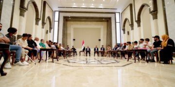 الكاظمي يستقبل عدداً من جرحى تظاهرات تشرين قبل سفرهم للعلاج