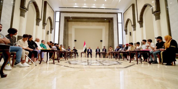 الكاظمي يستقبل عدداً من جرحى تظاهرات تشرين قبل سفرهم للعلاج