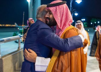 الكاظمي يصل إلى مدينة جدة + صور من مراسيم استقباله