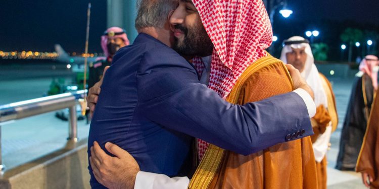 الكاظمي يصل إلى مدينة جدة + صور من مراسيم استقباله