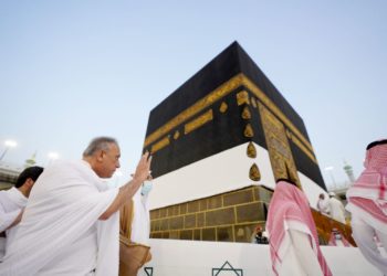 الكاظمي يؤدي مناسك العُمرة
