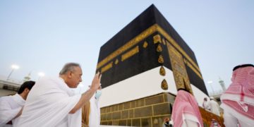 الكاظمي يؤدي مناسك العُمرة