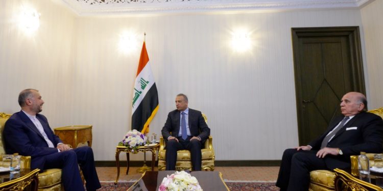 الكاظمي يجتمع بوزير الخارجية الإيراني