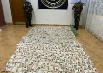 اسقاط طائرة شراعية محلية الصنع محملة بـ(مليون حبة مخدرة) فـــي البصرة + صور