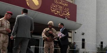 إخلاء مبنى البرلمان من النواب والموظفين … خشية من اقتحام المتظاهرين