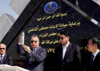 بالصور الكاظمي يضع حجر الأساس لمشروع بناء 1000 مدرسة في عموم العراق .