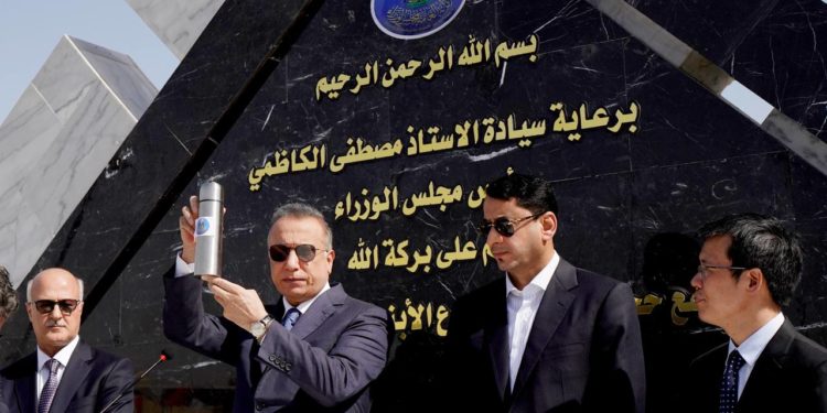 بالصور الكاظمي يضع حجر الأساس لمشروع بناء 1000 مدرسة في عموم العراق .