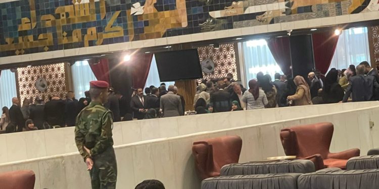 الان انعقاد جلسة البرلمان برئاسة الحلبوسي مع صور توضح دخول النواب الى قاعة الجلسة بحضور بدلاء الكتلة الصدرية المستقيلة