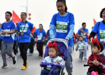 طفل في الثانية من عمره يفــوز بــ”ماراثون الركض” وهو نائم