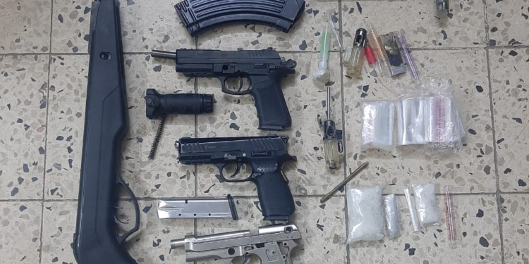 القبض على (30) مطلوباً بينهم متهم بتزوير العملة وعصابة لتجارة وترويج المخدرات وضبط اسلحة واعتدة غير مرخصة وكمية من الكريستال + صور