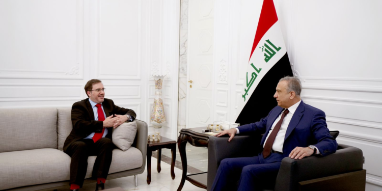 الكاظمي يستقبل السفير البريطاني لدى العراق