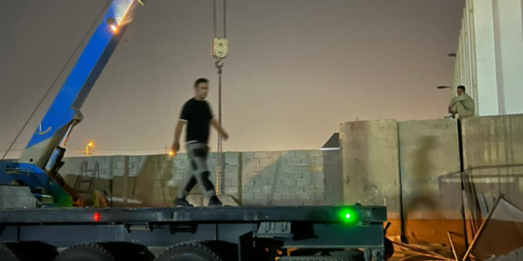 عمليات بغداد تواصل عملها بفتح الطرق والازقة المغلقة ورفع الكتل الكونكريتية بمختلف مناطق بغداد + صور