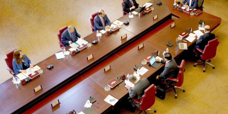 الكاظمي يوجه بتعيين ذوي المهن الطبية والصحية