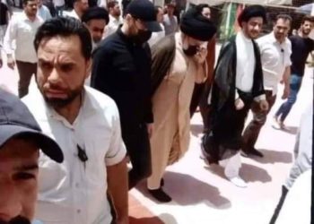 الصدر يظهر في زيارة له إلى مرقد الإمام علي + صور