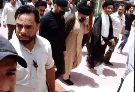الصدر يظهر في زيارة له إلى مرقد الإمام علي + صور