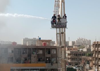 اخماد حريـــــق داهم عدداً من المحال التجارية والمخازن في بغداد + صور