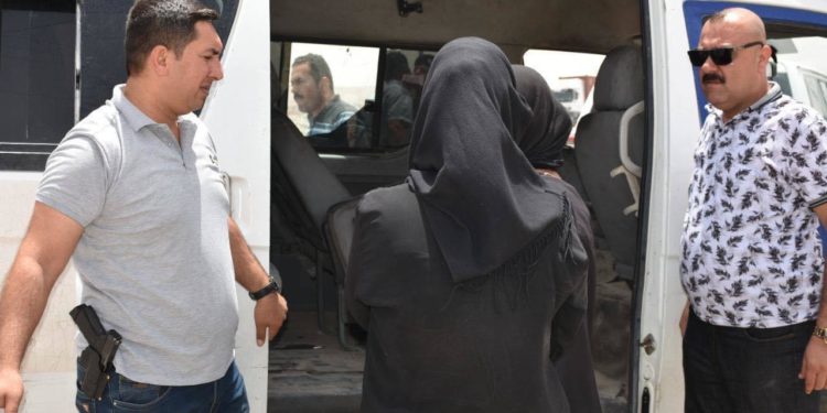 اعتقال متسولات على طريق الحولي متهمات بقضايا (غير أخلاقية) + صور