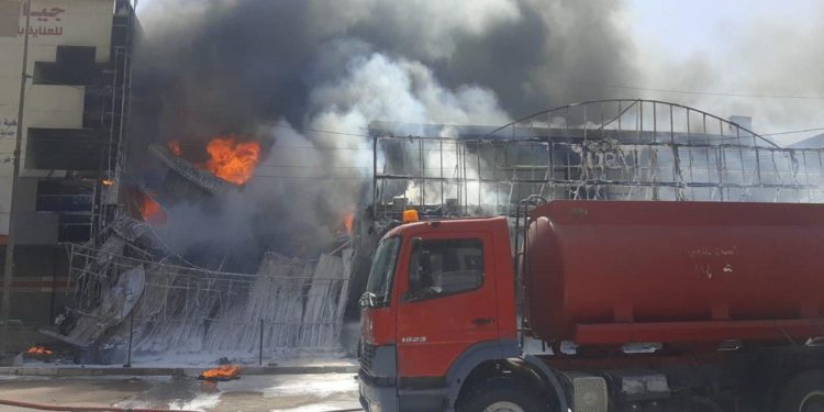 الدفاع المدني يخمد حريق البناية التجارية فــــي المنصور شارع 14 رمضان