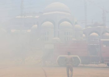 الدفاع المدني يخمد حريقاً لــ(دور تجاوز) ضمن محيط جامع الرحمن ببغداد