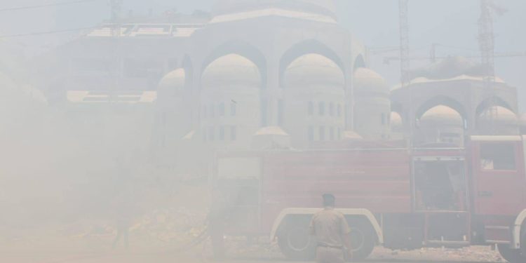 الدفاع المدني يخمد حريقاً لــ(دور تجاوز) ضمن محيط جامع الرحمن ببغداد