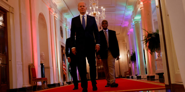 بايدن يوقع قرارا لحماية حقوق مجتمع “الميم” من عـــلاج التحويل