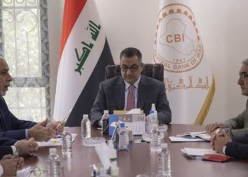 محافظ البنك المركزي يعد بــ(دعم المصارف وتذليل المصاعب التي تواجهها)