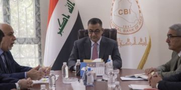 محافظ البنك المركزي يعد بــ(دعم المصارف وتذليل المصاعب التي تواجهها)