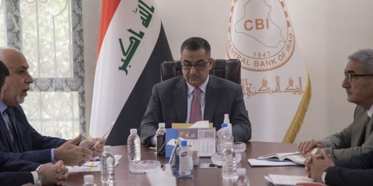 محافظ البنك المركزي يعد بــ(دعم المصارف وتذليل المصاعب التي تواجهها)