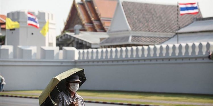 وزير الصحة التايلندي يصاب بكورونا .. رغم تلقيه 6 جرعات من اللقاح